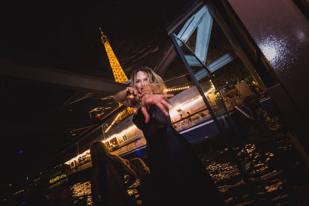 Soirée de gala AIME 2026 : DJ et jeux de lumière sur le bateau