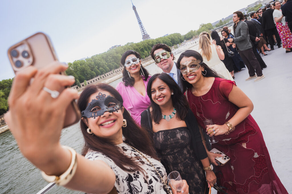 Soirée de gala AIME 2026 : invitées faisant un selfie sur le bateau, sur la Seine
