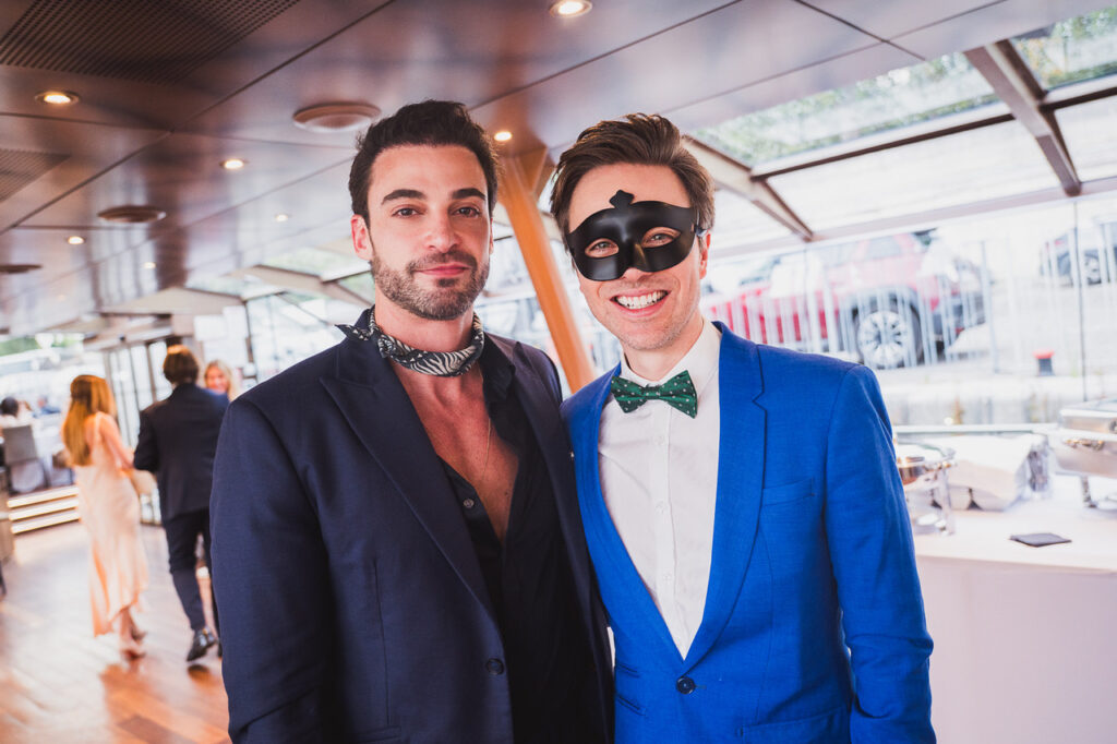 Gala AIME 2026 : deux congressistes en costume et masque vénitien
