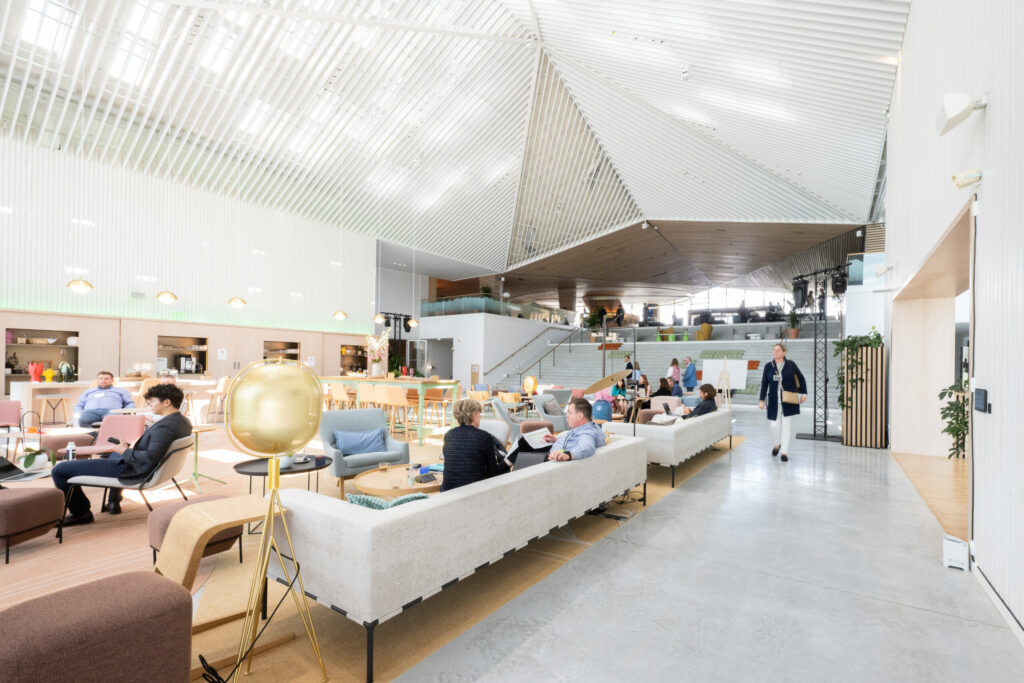Espace intérieur lumineux du site de l’événement Deloitte
