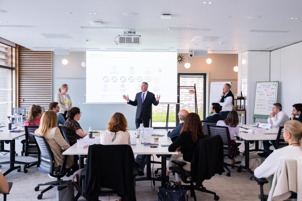 Prise de parole devant des participants en atelier, reportage photo événement Deloitte