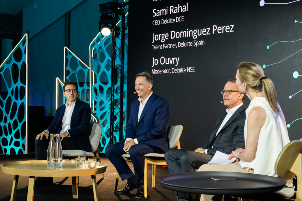 Table ronde sur scène lors de l’événement Deloitte
