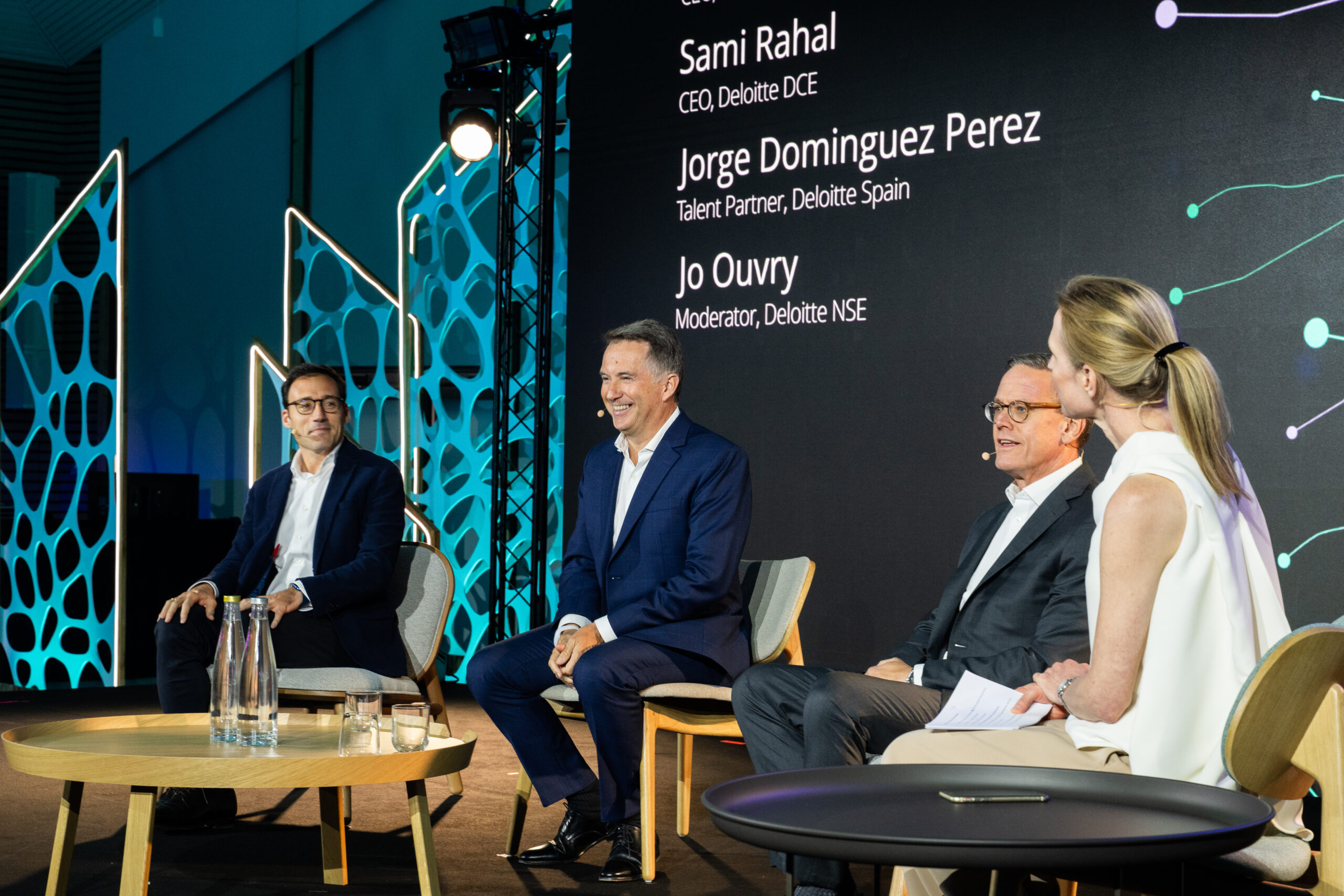 Table ronde sur scène lors de l’événement Deloitte