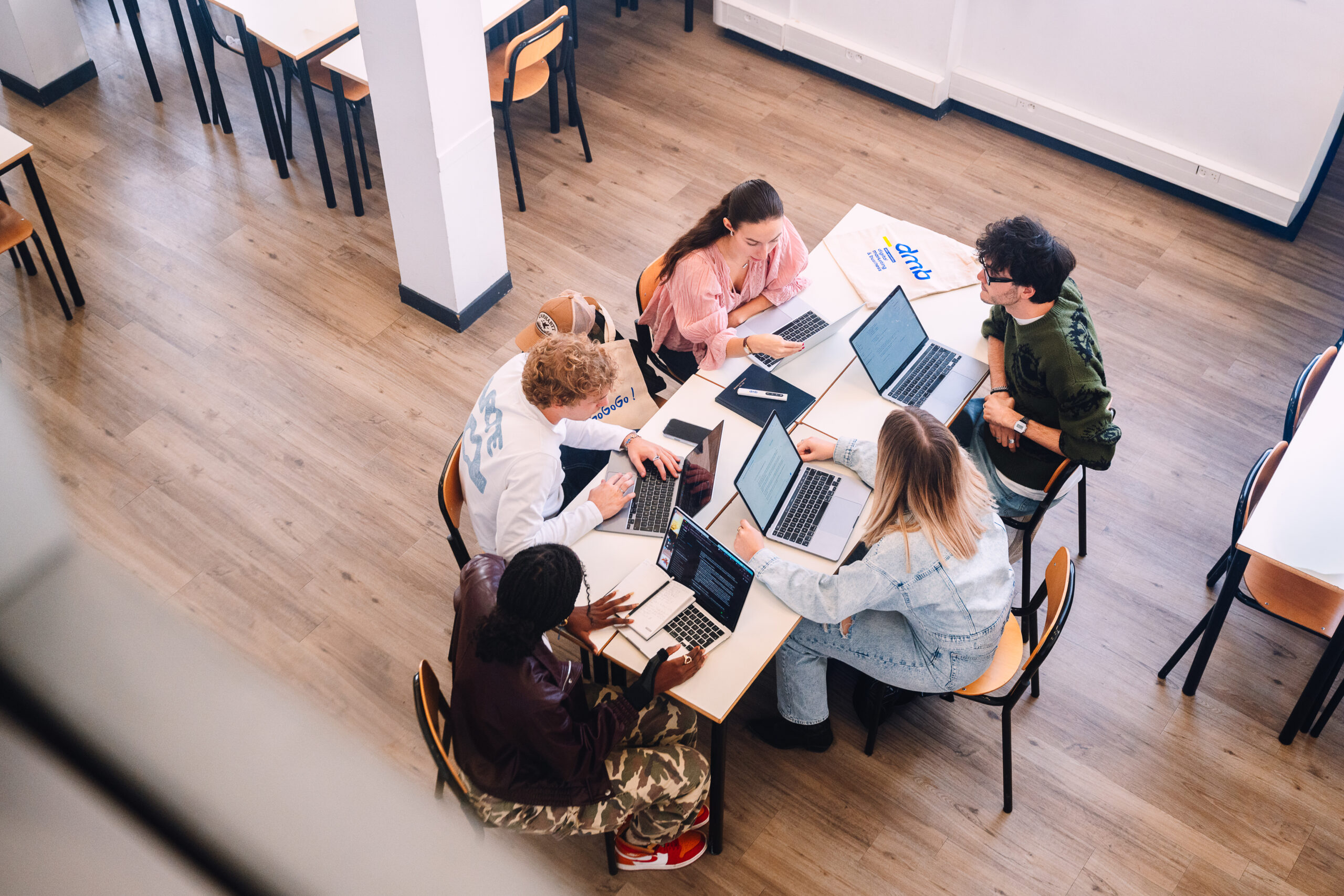 Participants travaillant en groupe autour d'une table, vue en plongée, reportage d'événement
