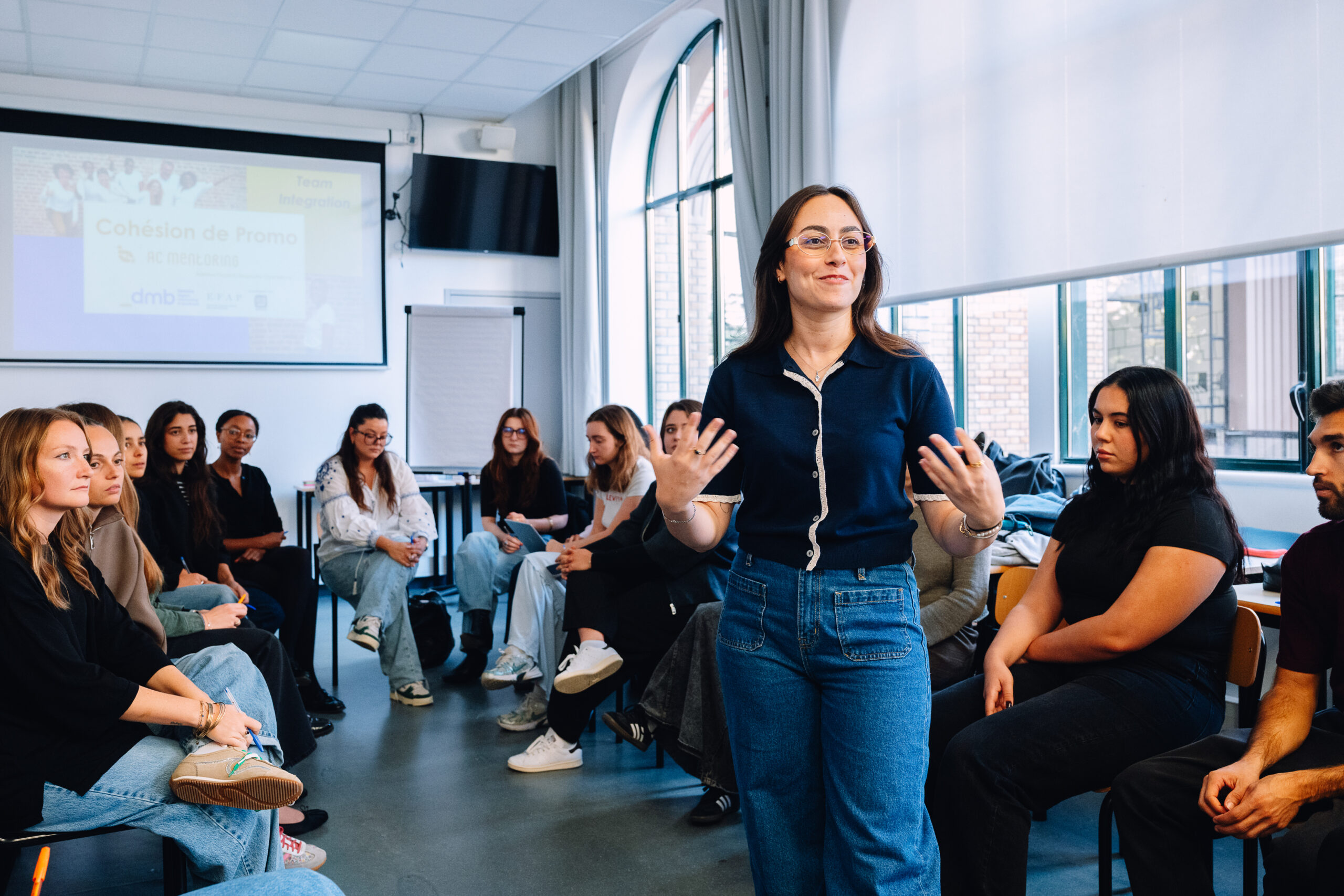 Intervenante s'adressant à un groupe de participants dans une salle de cours, reportage d'événement