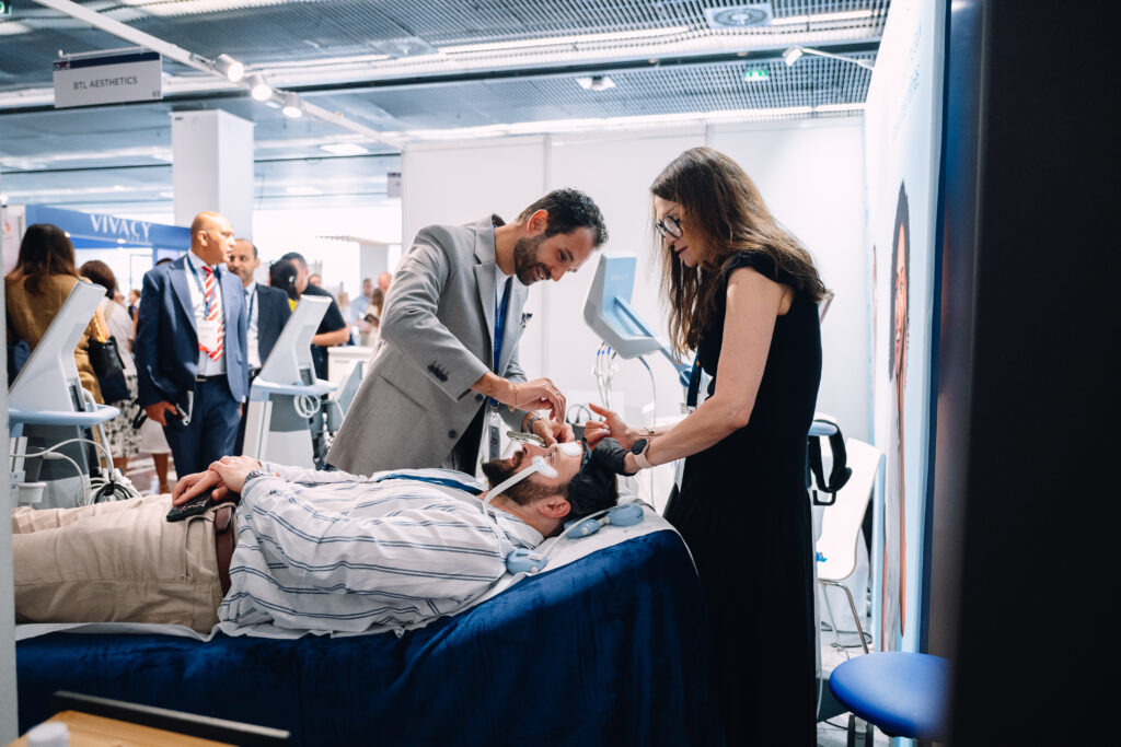 Congrès AIME 2026 : démonstration sur un stand exposant au Palais des Congrès de Paris
