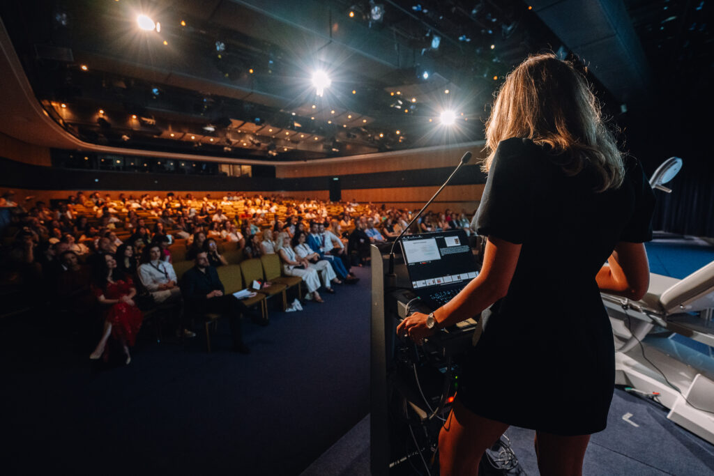 AIME 2026 : salle plénière du Palais des Congrès de Paris pendant une conférence