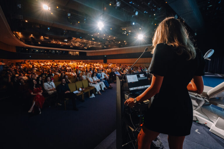 AIME 2026 : salle plénière du Palais des Congrès de Paris pendant une conférence
