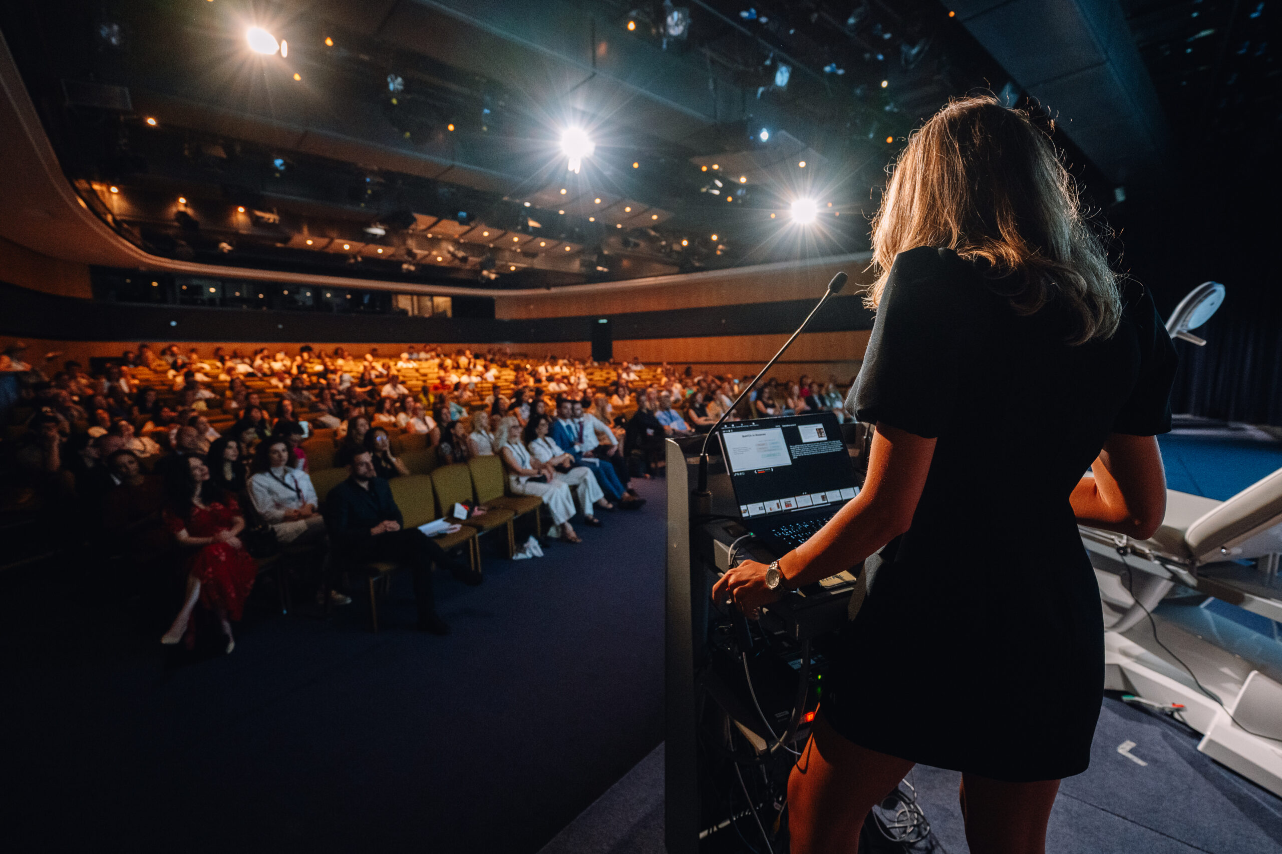 AIME 2026 : salle plénière du Palais des Congrès de Paris pendant une conférence