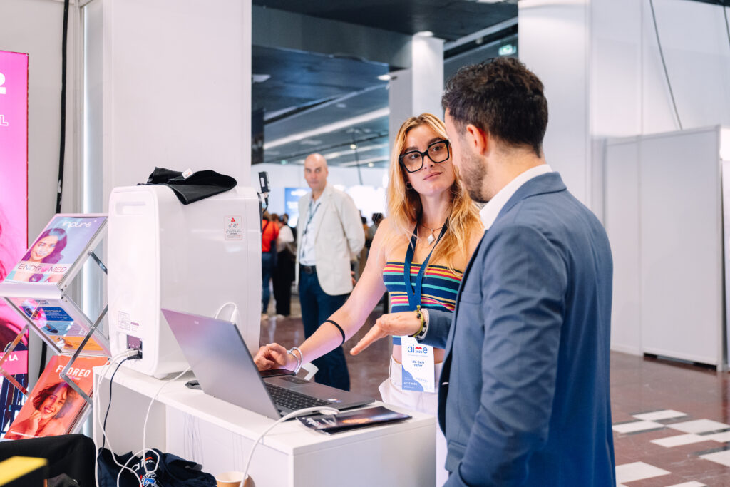 AIME 2026 : échange sur un stand exposant dans l’espace d’exposition