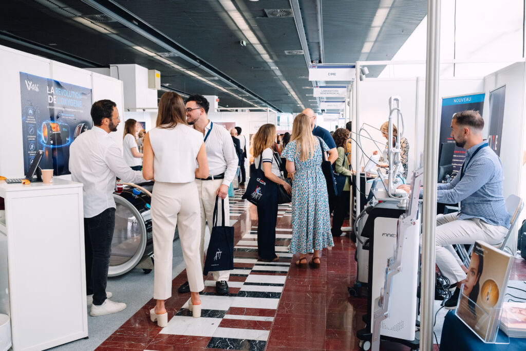 AIME 2026 : allée de l’exposition avec stands et congressistes