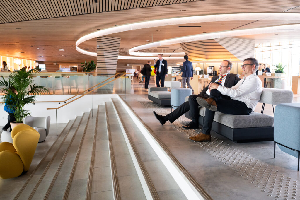 Participants dans l’espace d’accueil en gradins, événement Deloitte
