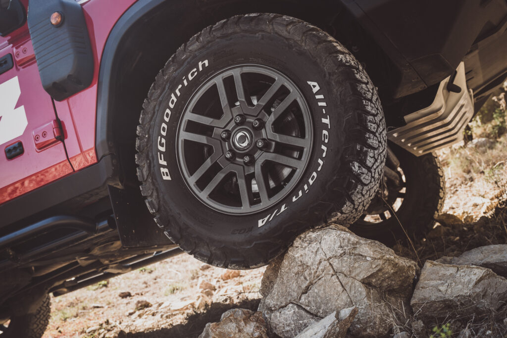 Gros plan sur un pneu BFGoodrich All-Terrain d'un 4x4 posé sur des rochers