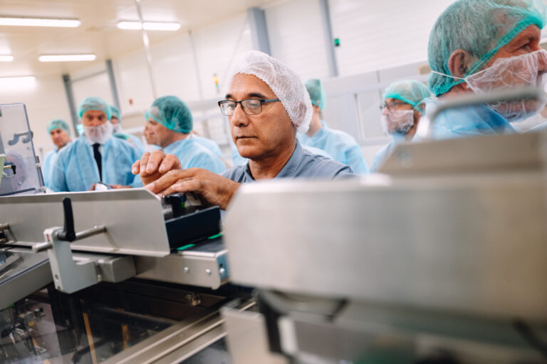 Visite d'une ligne de production de médicaments dans l'usine MAYOLY à Auxerre, reportage photo d'entreprise