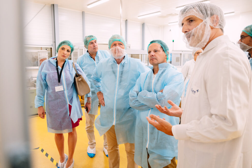 Visite guidée de l'usine MAYOLY à Auxerre avec un groupe en tenue de protection