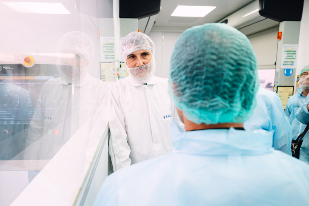 Équipe de production en blouse et charlotte observée lors d'un reportage d'entreprise à Auxerre