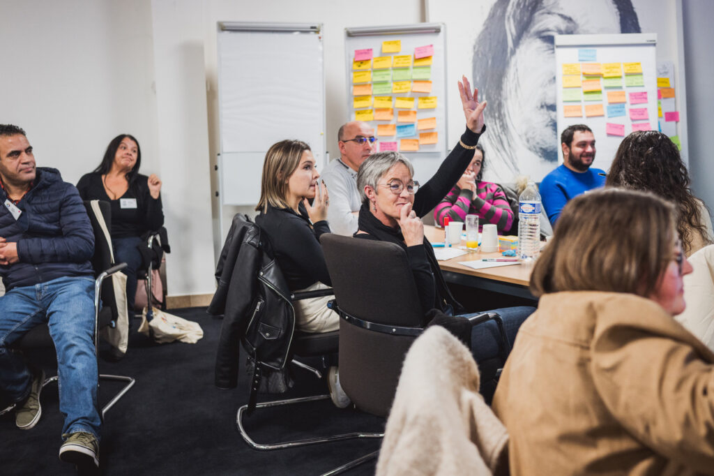 OMS Synergie : participants attentifs lors d’une restitution en atelier