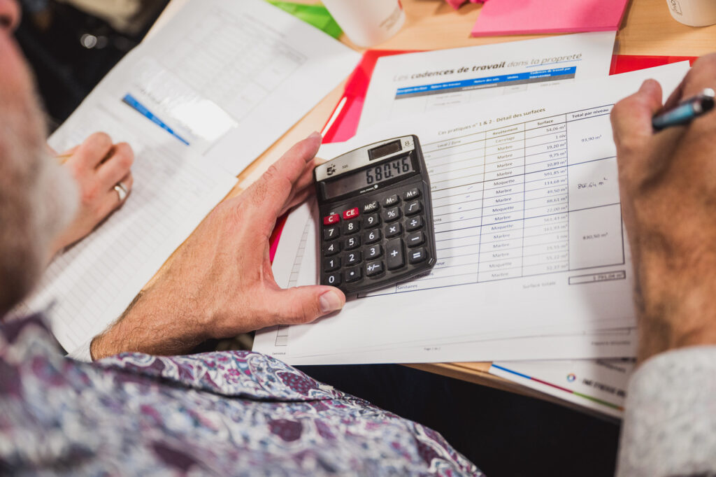 OMS Synergie : détail d’un participant qui calcule et annote un document de travail