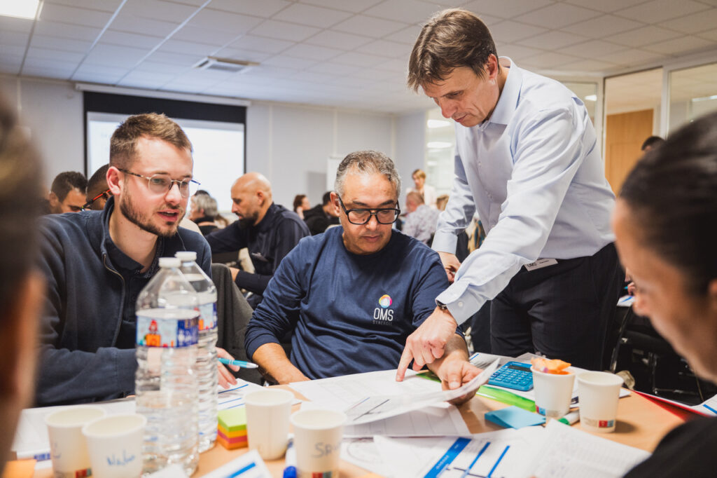 OMS Synergie : un animateur accompagne un groupe de travail autour d’une table
