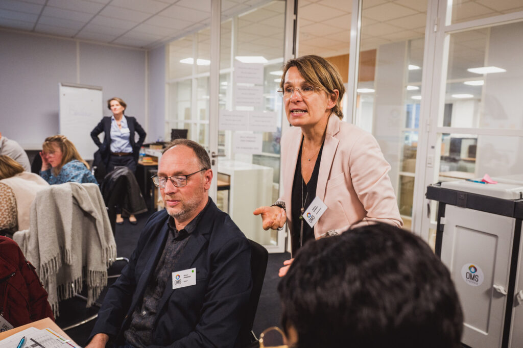 OMS Synergie : intervenante qui prend la parole devant la salle