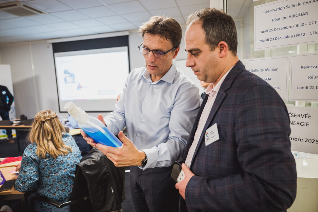 OMS Synergie : deux responsables qui consultent une tablette pendant l’atelier