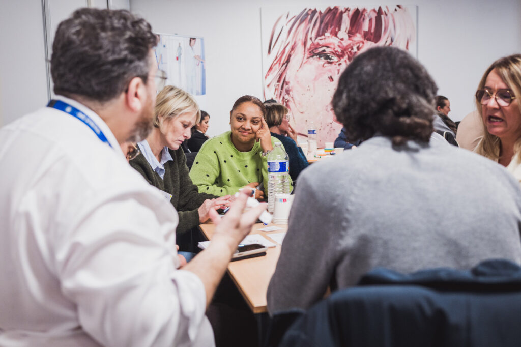 OMS Synergie : table de travail en pleine discussion pendant le séminaire