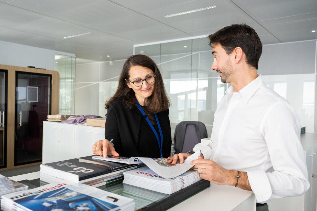 Saint-Gobain : discussion entre collègues dans les bureaux de la tour Saint-Gobain