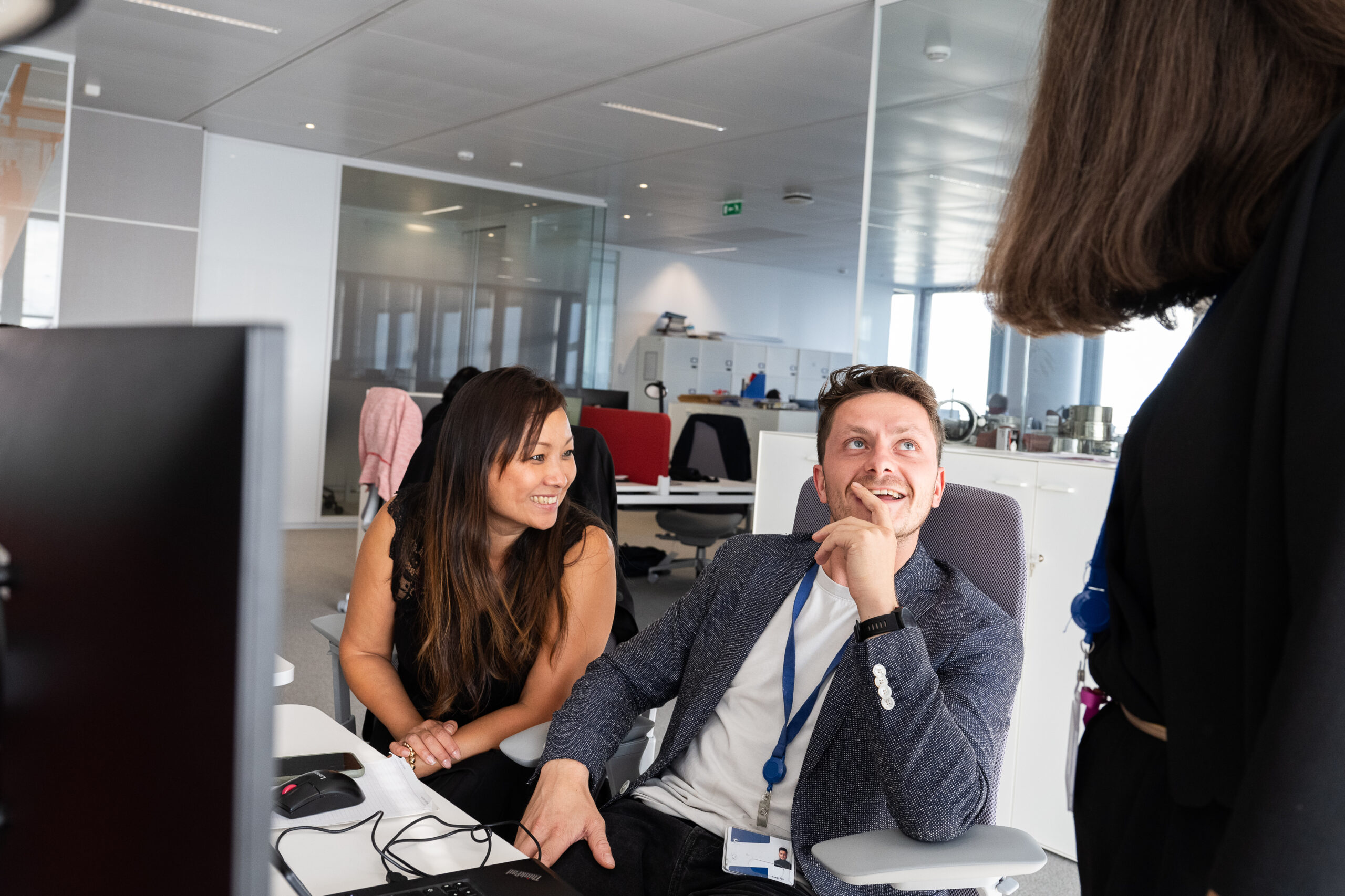 Saint-Gobain, tour Saint-Gobain à La Défense : réunion d’équipe détendue dans un espace de travail