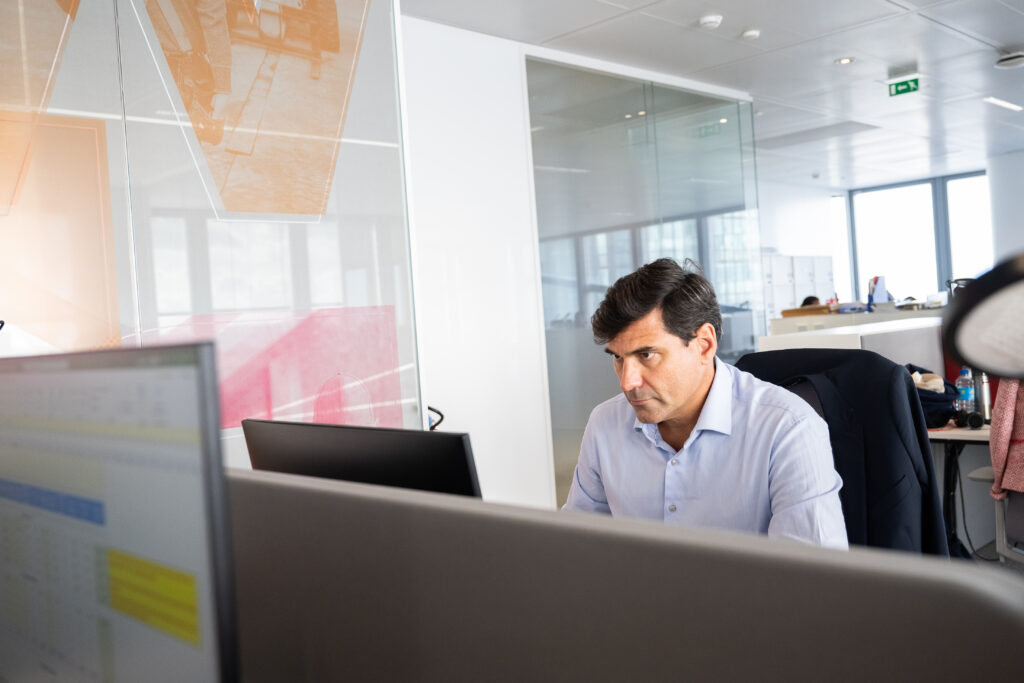 Saint-Gobain : collaborateur concentré dans un open space lumineux