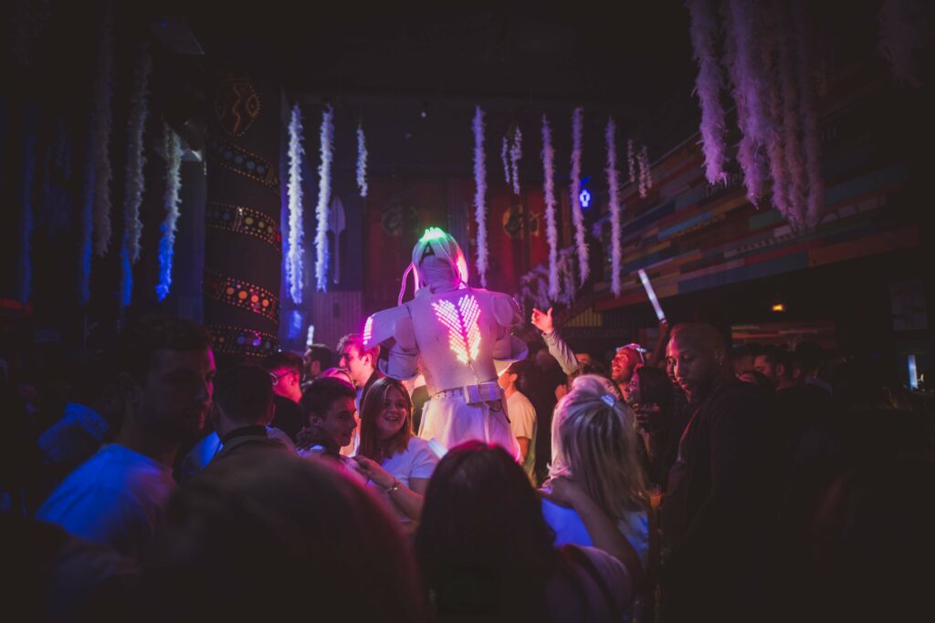 Ambiance de DJ set avec la foule en soirée au Café Oz Paris, reportage photo