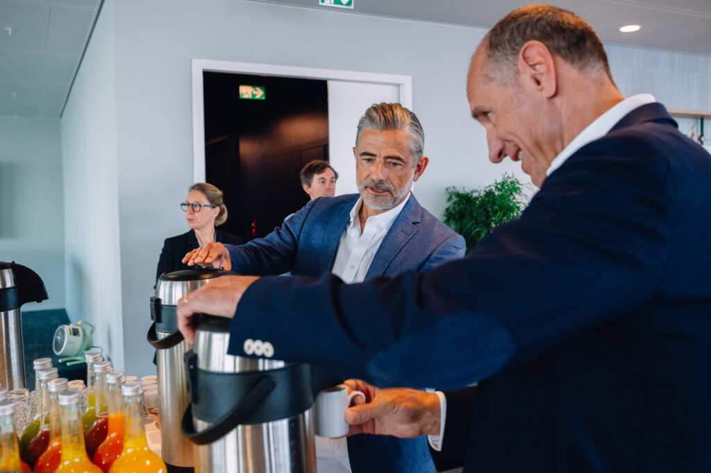 Invités se servant un café lors d'un événement d'entreprise à la Tour Triangle