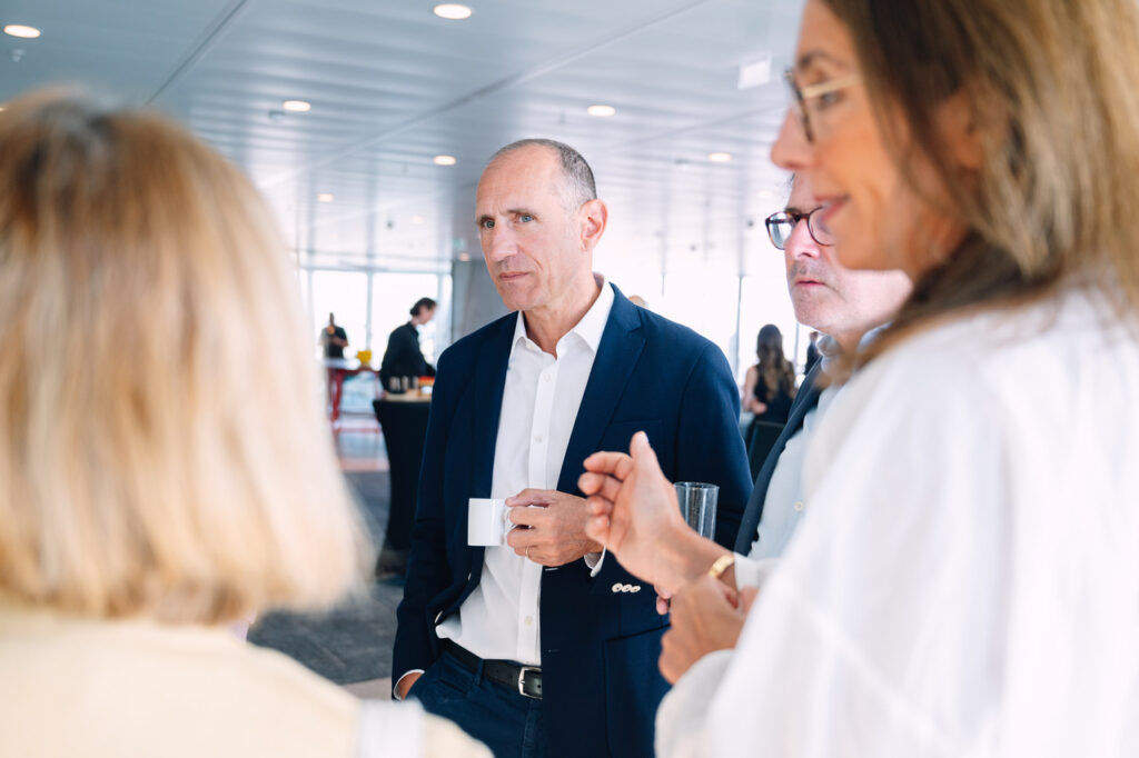 Échanges entre invités lors d'un événement d'entreprise à la Tour Triangle à Paris