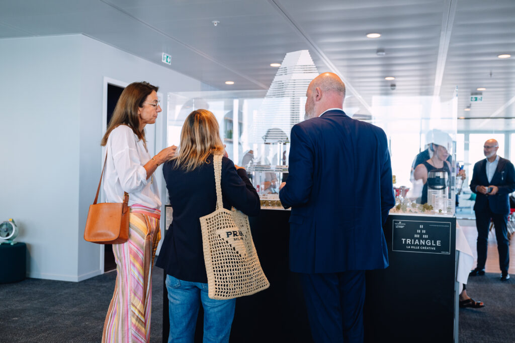 Invités dans l'espace de réception lors d'un événement Westfield à la Tour Triangle