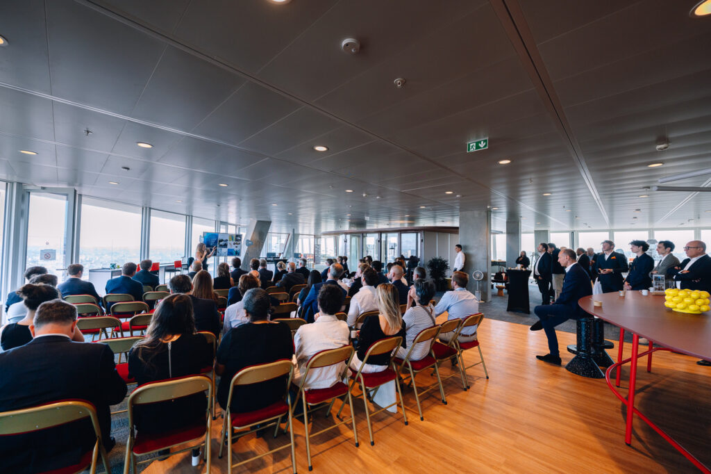 Salle en configuration conférence avec vue panoramique lors d'un événement à la Tour Triangle