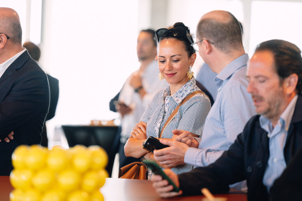 Échanges entre invités lors d'un événement d'entreprise à la Tour Triangle