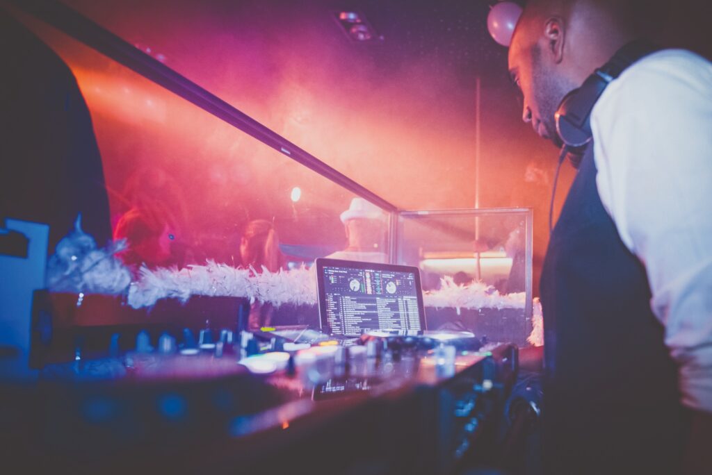 DJ derrière sa console lors d'une soirée au Café Oz Paris