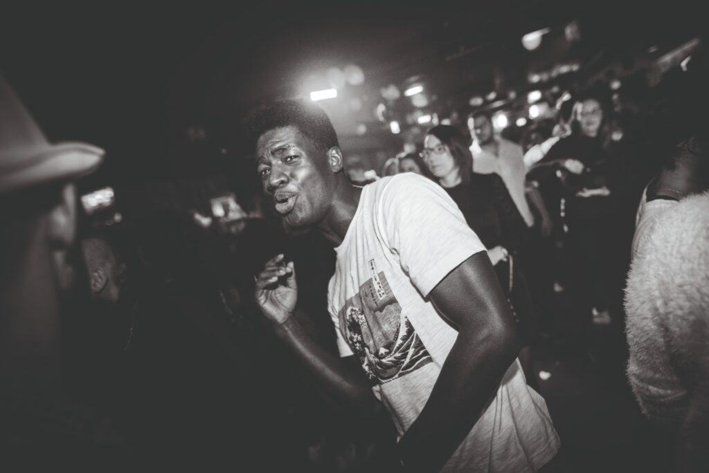 Portrait en noir et blanc d'un danseur en soirée au Café Oz Paris