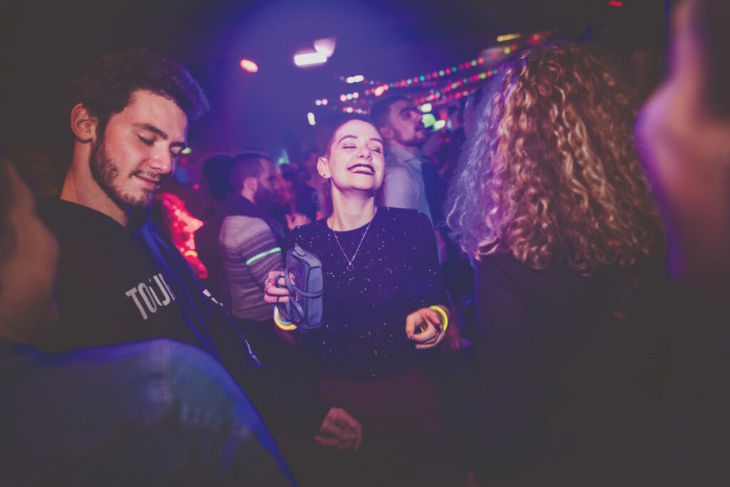 Reportage photo de soirée au Café Oz Paris : clients souriants au bar