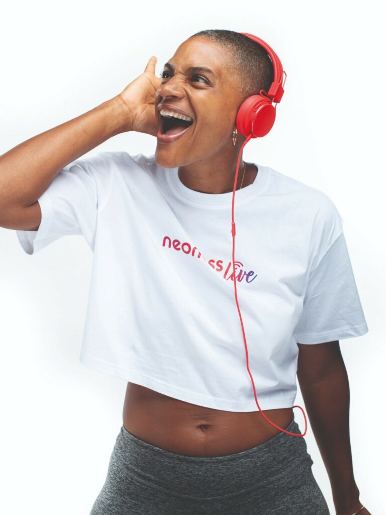 Portrait sport Neoness : femme avec casque rouge