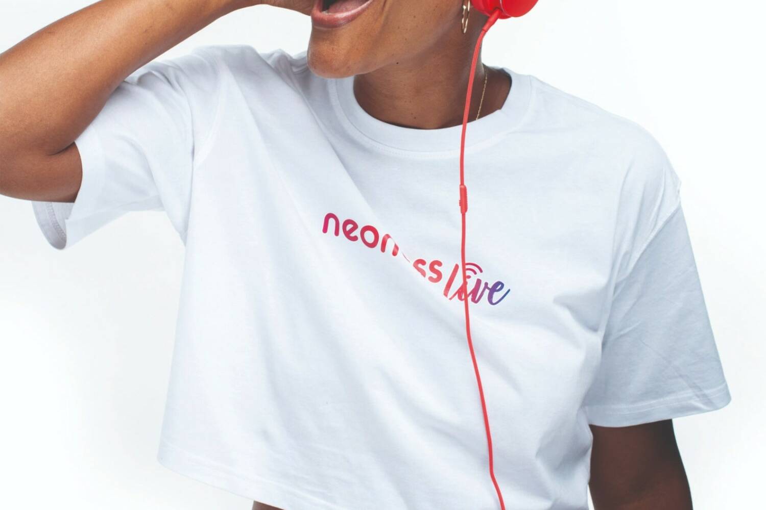 Portrait sport Neoness : femme avec casque rouge