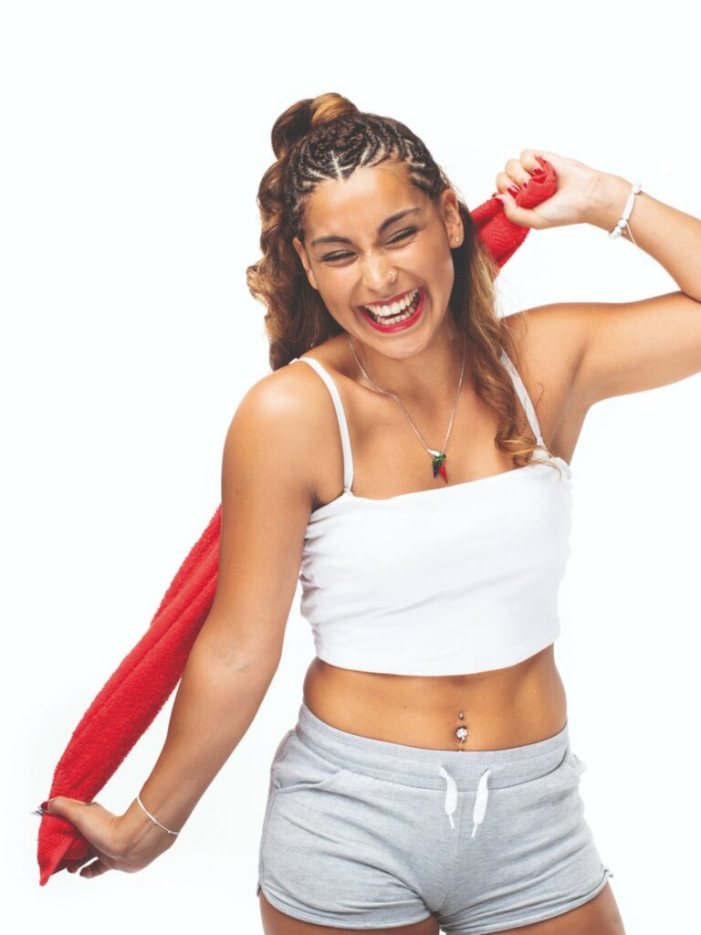 Portrait sport Neoness : femme avec serviette rouge