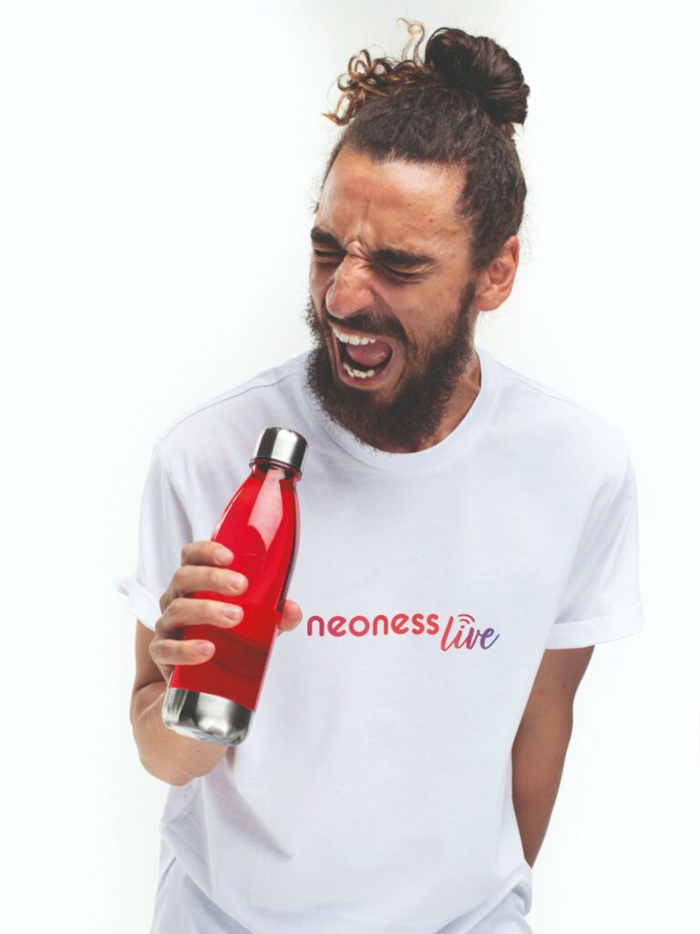 Portrait sport Neoness : homme barbu avec une bouteille