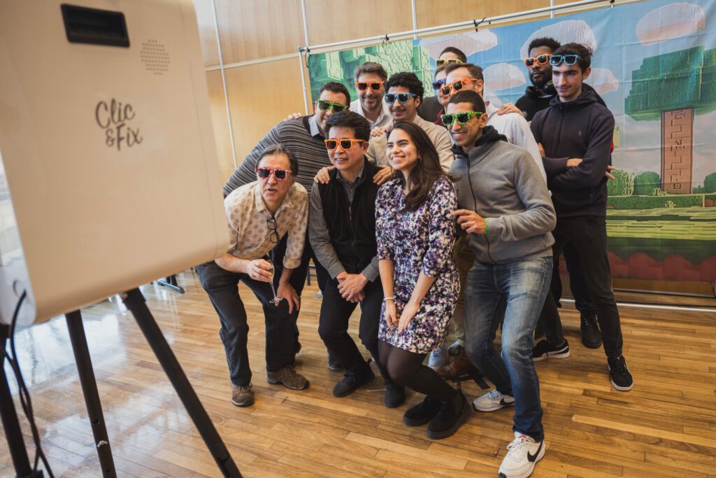 Groupe d'invités posant ensemble devant le photobooth lors d'un événement d'entreprise