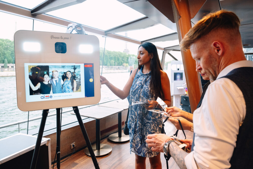 Photobooth sur trépied avec écran tactile installé lors d'un événement d'entreprise