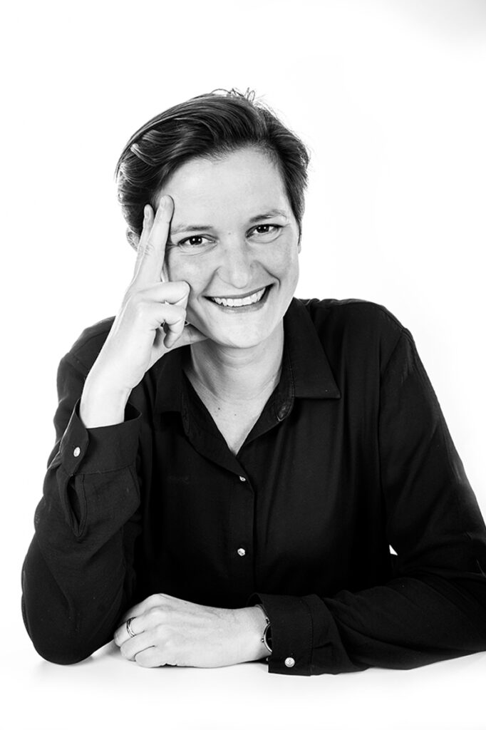 Trombinoscope d’entreprise : portrait noir et blanc d’une collaboratrice, photographe à Paris