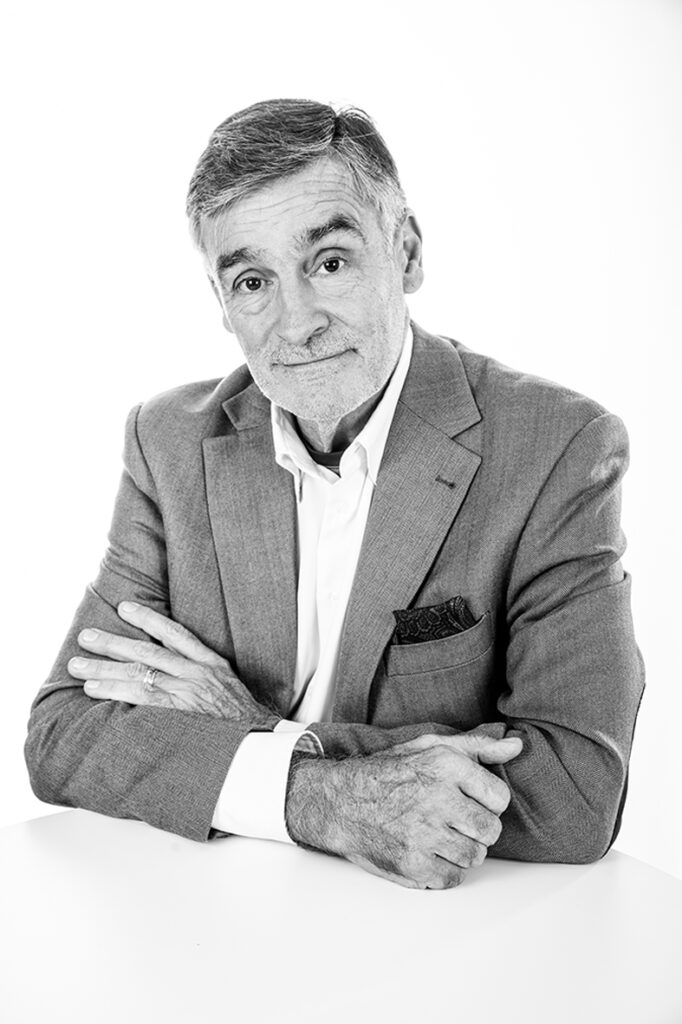 Photo de trombinoscope en noir et blanc, portrait d’un collaborateur sur fond neutre