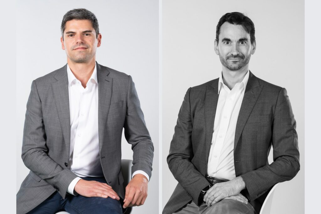 Portraits corporate studio de deux collaborateurs Saint-Gobain, en couleur et en noir et blanc, tour Saint-Gobain à La Défense